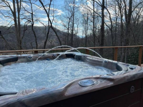 Wonderful cabin tucked in the woods /w Hot tub